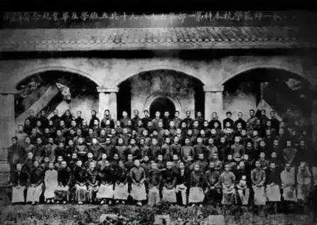 的儿子孙子曾孙穿越百年坐在他座位新葡京这是毛主席最早3张学生照他(图6)
