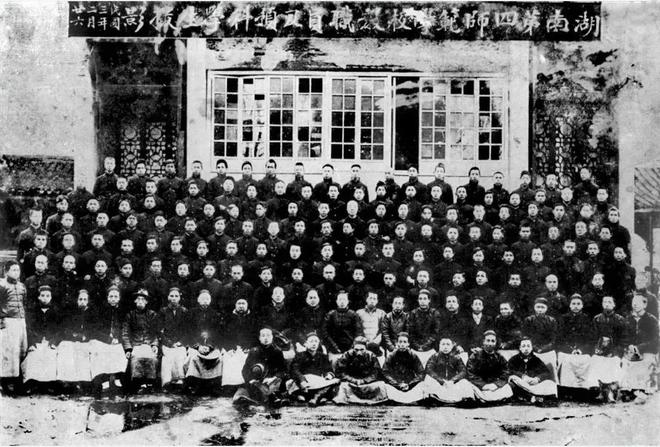 的儿子孙子曾孙穿越百年坐在他座位新葡京这是毛主席最早3张学生照他(图12)